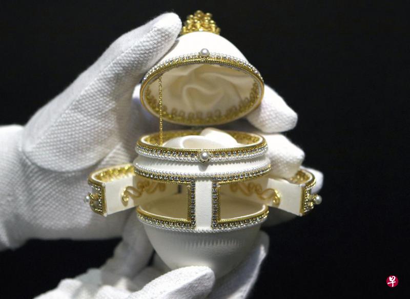 镶嵌着金丝、水晶以及珍珠的鹅蛋底部隐藏着一个音乐盒,播放的是1965年电影《日瓦戈医生》(Doctor Zhivago)的主题曲。(林泽锐摄) 镶嵌着金丝、水晶以及珍珠的鹅蛋底部隐藏着一个音乐盒,播放的是1965年电影《日瓦戈医生》(Doctor Zhivago)的主题曲。(林泽锐摄)