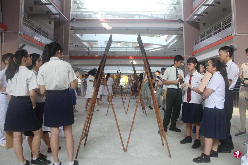 同学们思考着每一个英文字的中文翻译。（南洋初院提供）