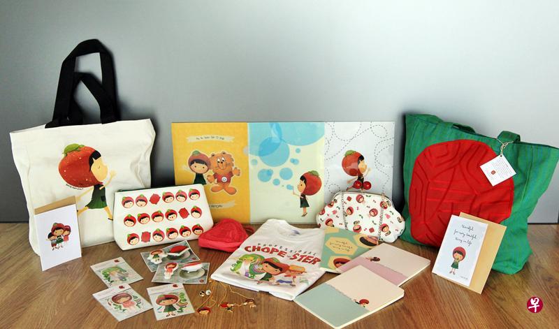 新加坡设计师王士佳利用红龟粿创造出形象可爱的卡通人物“红龟粿女孩”,希望“红龟粿女孩”可以走出新加坡,让更多外国人透过她认识新加坡。 新加坡设计师王士佳利用红龟粿创造出形象可爱的卡通人物“红龟粿女孩”,希望“红龟粿女孩”可以走出新加坡,让更多外国人透过她认识新加坡。