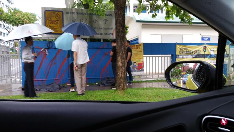 白沙小学的正门外墙遭泼红漆。(海峡时报) 白沙小学的正门外墙遭泼红漆。(海峡时报)
