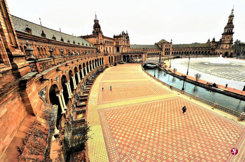 塞维利亚的西班牙广场。广场的护城河上建有多座小巧的桥梁,中心则是一个大喷泉。 塞维利亚的西班牙广场。广场的护城河上建有多座小巧的桥梁,中心则是一个大喷泉。