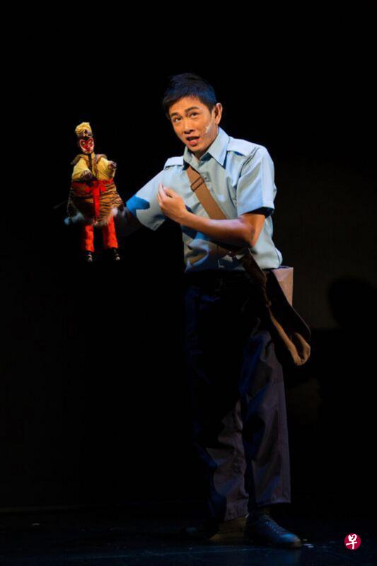 “乾坤尽在我掌中”这句台词,使老九惊觉自己不自由。他发现每个选择背后的价值判断,是被人操纵的。(实践剧场提供) “乾坤尽在我掌中”这句台词,使老九惊觉自己不自由。他发现每个选择背后的价值判断,是被人操纵的。(实践剧场提供)