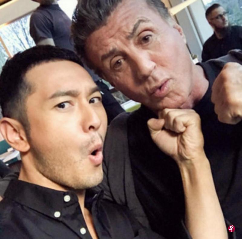 黄晓明(左)和史泰龙合作新片。(微博图) 黄晓明(左)和史泰龙合作新片。(微博图)