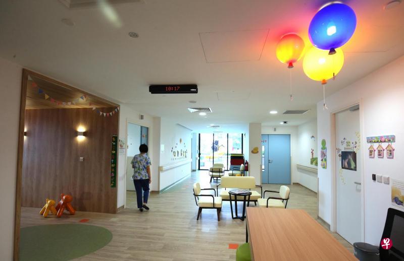 雅西西慈怀病院为儿童临终病患推出的专属病房以单人房为主,方便让父母过夜。图中所示是儿童病房外,宽敞明亮的公共空间。(邬福梁摄) 雅西西慈怀病院为儿童临终病患推出的专属病房以单人房为主,方便让父母过夜。图中所示是儿童病房外,宽敞明亮的公共空间。(邬福梁摄)