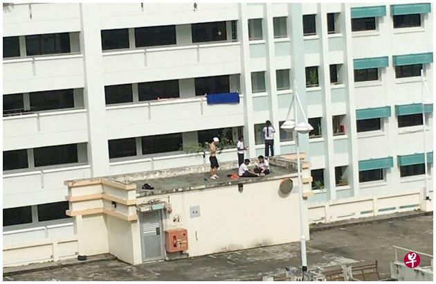 五名中学生在停车场屋顶上,有的脱掉上衣,有的走到到屋顶边缘,拿出手机玩自拍,有的则坐着聊天。(读者提供) 五名中学生在停车场屋顶上,有的脱掉上衣,有的走到到屋顶边缘,拿出手机玩自拍,有的则坐着聊天。(读者提供)