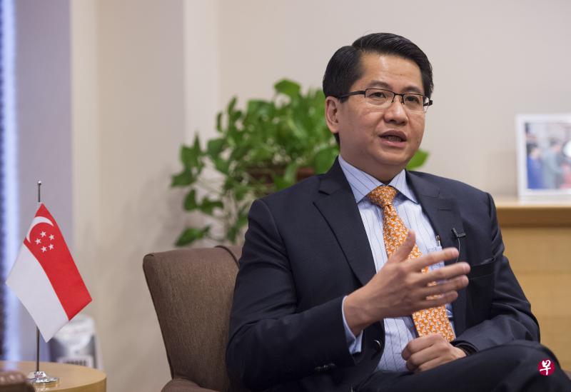 罗家良表示,整个重庆互联互通项目的最终目的是要打造一条能够连接“新丝绸之路经济带”和“21世纪海上丝绸之路”的路线。(中新社) 罗家良表示,整个重庆互联互通项目的最终目的是要打造一条能够连接“新丝绸之路经济带”和“21世纪海上丝绸之路”的路线。(中新社)