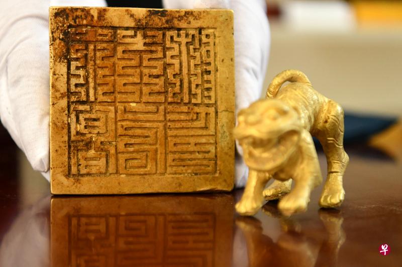 此前曾以800万元人民币的价格被倒卖,后被警方追回的虎纽永昌大元帅金印。 (中新社) 此前曾以800万元人民币的价格被倒卖,后被警方追回的虎纽永昌大元帅金印。 (中新社)