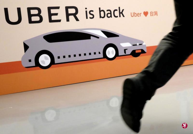 优步(Uber)昨天举行记者会。图为优步记者会现场布置的大型宣传海报。(法新社) 优步(Uber)昨天举行记者会。图为优步记者会现场布置的大型宣传海报。(法新社)