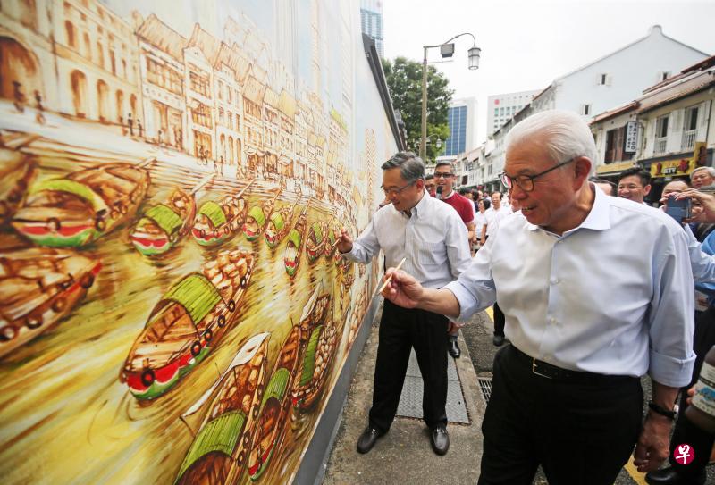 卫生部长颜金勇(左)和福建会馆会长蔡天宝为驳船点睛,以此为大型三维壁画《乡情》主持揭幕仪式。(林国明摄) 卫生部长颜金勇(左)和福建会馆会长蔡天宝为驳船点睛,以此为大型三维壁画《乡情》主持揭幕仪式。(林国明摄)