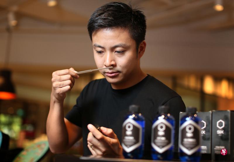 之前从事香水行业的李浩勋根据自己的旅行记忆,自创SIX香氛品牌。 之前从事香水行业的李浩勋根据自己的旅行记忆,自创SIX香氛品牌。