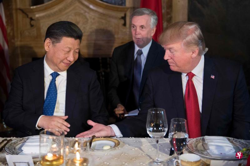 4月6日当天,特朗普在佛罗里达的海湖庄园为习近平设晚宴。特朗普就是在此宴会上,告诉习近平他下令攻击了叙利亚。(法新社) 4月6日当天,特朗普在佛罗里达的海湖庄园为习近平设晚宴。特朗普就是在此宴会上,告诉习近平他下令攻击了叙利亚。(法新社)
