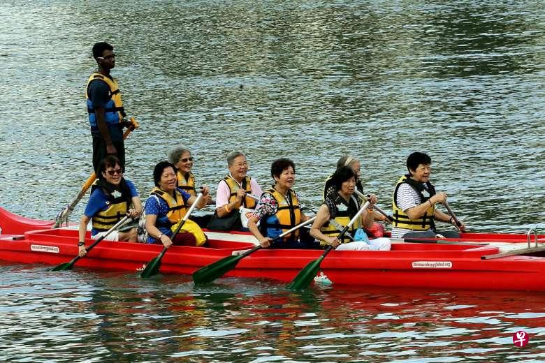 人民协会属下的水上探险组织推出新计划,鼓励更多年长者勇敢踏出第一步,参加水上活动,体验当中的乐趣。(图/海峡时报) 人民协会属下的水上探险组织推出新计划,鼓励更多年长者勇敢踏出第一步,参加水上活动,体验当中的乐趣。(图/海峡时报)