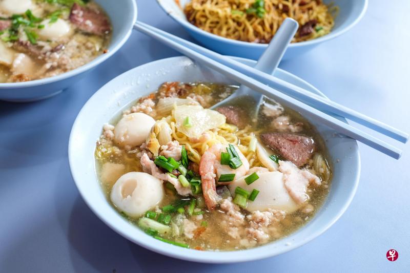 “亚猪鱼圆肉脞面”的鱼丸肉脞面，食材丰富。