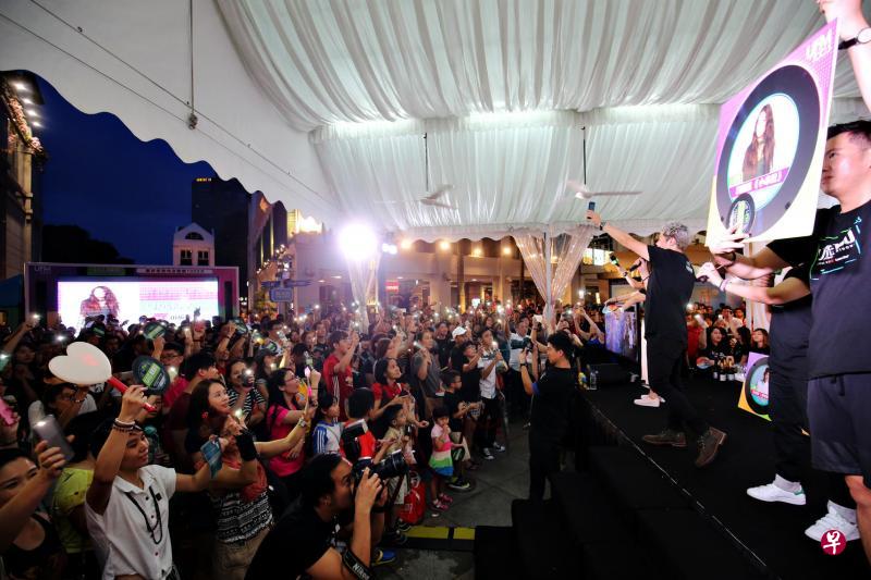 冠军歌曲是田馥甄的《小幸运》,听众亮起手机的荧光灯,边高唱边挥手,营造了星空下歌唱的温暖气氛。(谢智扬摄) 冠军歌曲是田馥甄的《小幸运》,听众亮起手机的荧光灯,边高唱边挥手,营造了星空下歌唱的温暖气氛。(谢智扬摄)