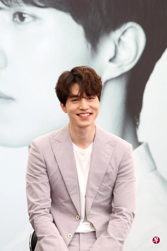 李栋旭在本地的记者会及媒体专访都亲切应答,并专业地以不同造型现身。 李栋旭在本地的记者会及媒体专访都亲切应答,并专业地以不同造型现身。