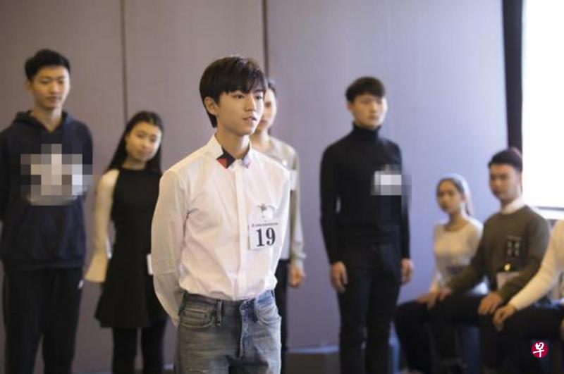 王俊凯(中)在艺考现场。(网络照) 王俊凯(中)在艺考现场。(网络照)