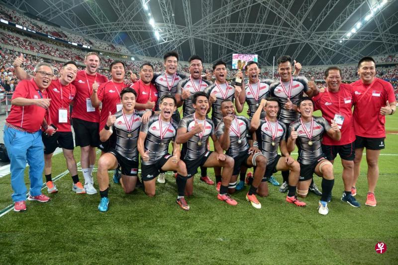 新加坡A队职球员在夺冠后,兴高采烈地合影。(海峡时报) 新加坡A队职球员在夺冠后,兴高采烈地合影。(海峡时报)