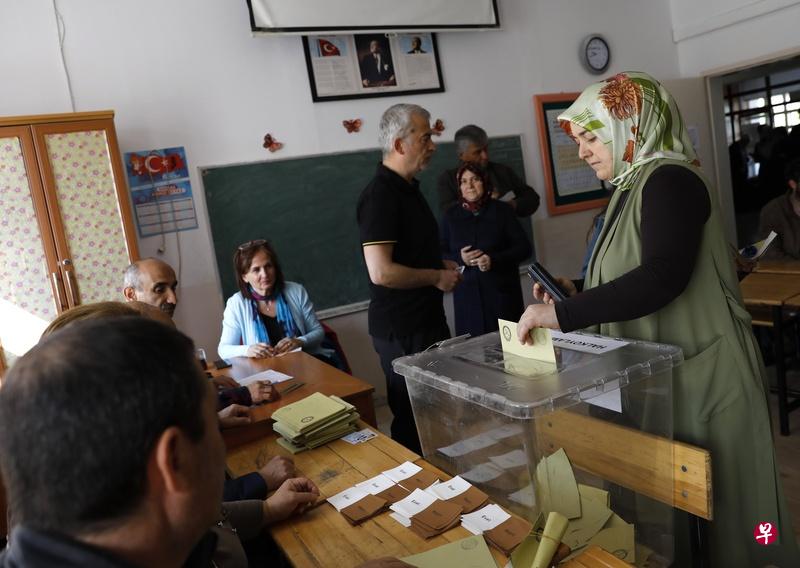 一名土耳其选民16日投下其神圣一票,以决定国家未来究竟是要继续目前的议会制,或转为总统制。(路透社) 一名土耳其选民16日投下其神圣一票,以决定国家未来究竟是要继续目前的议会制,或转为总统制。(路透社)