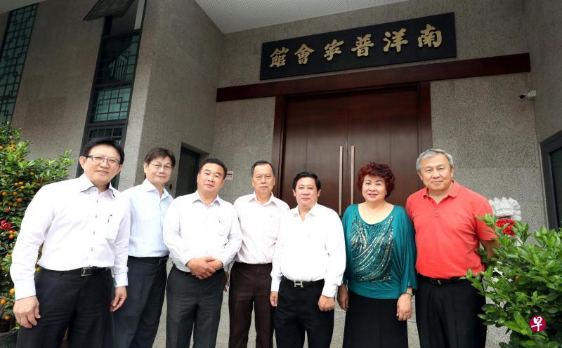 南洋普宁会馆受访董事林怡丰(左起)、陈特平、吴佶财、蔡纪典、陈辉明、陈丽卿及陈来顺。(周国威摄) 南洋普宁会馆受访董事林怡丰(左起)、陈特平、吴佶财、蔡纪典、陈辉明、陈丽卿及陈来顺。(周国威摄)