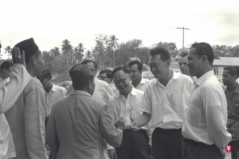 1964年发生种族骚乱后,时任社会事务部长的奥斯曼渥(右一)陪同时任总理的李光耀(右二)走访族群关系紧张的地区,并与亲善委员会和社区领袖会面。(档案照片) 1964年发生种族骚乱后,时任社会事务部长的奥斯曼渥(右一)陪同时任总理的李光耀(右二)走访族群关系紧张的地区,并与亲善委员会和社区领袖会面。(档案照片)