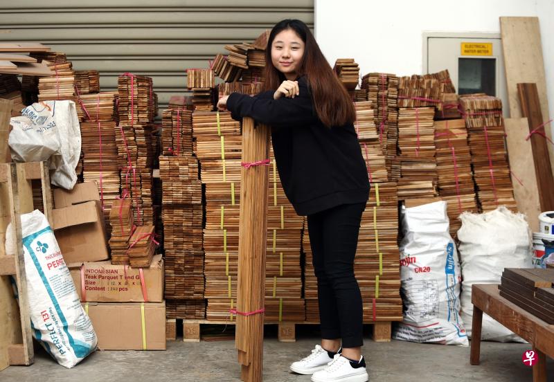 经常要出入工地,张悦平时穿着都以耐脏的黑色和深蓝色为主。(萧紫薇摄) 经常要出入工地,张悦平时穿着都以耐脏的黑色和深蓝色为主。(萧紫薇摄)