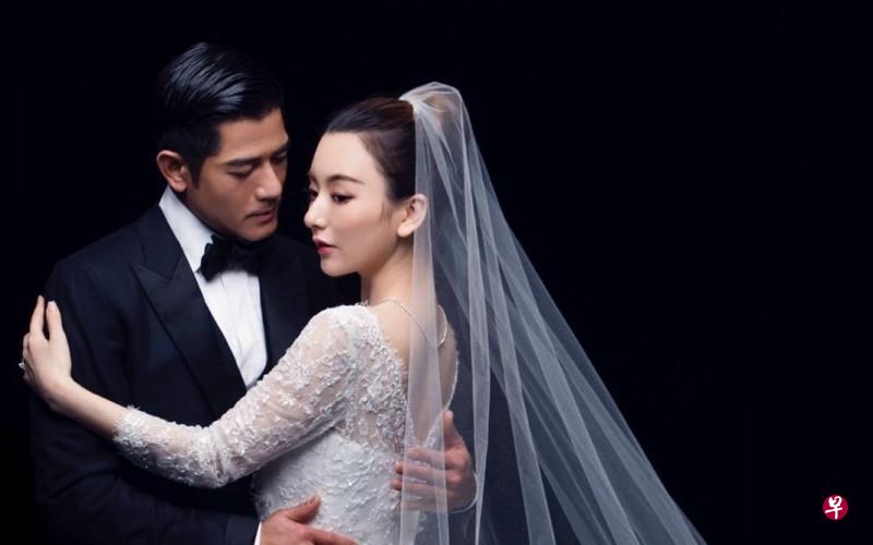 婚纱照中郭富城双手环抱方媛,巧妙遮住传闻中的孕肚。(微博图) 婚纱照中郭富城双手环抱方媛,巧妙遮住传闻中的孕肚。(微博图)