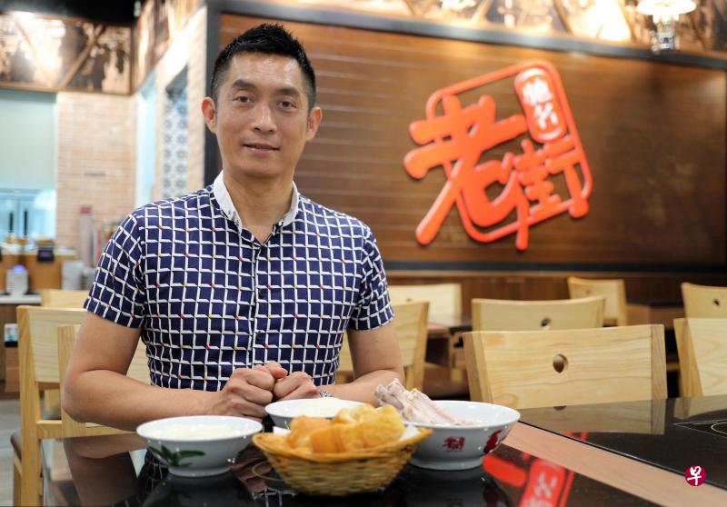 老街肉骨茶今年将进驻樟宜机场第四航厦。创办人林财丁认为,这证明老街肉骨茶也可以代表新加坡。(林泽锐摄) 老街肉骨茶今年将进驻樟宜机场第四航厦。创办人林财丁认为,这证明老街肉骨茶也可以代表新加坡。(林泽锐摄)