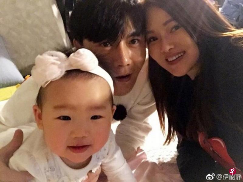 伊能静(右)与秦昊婚后生下女儿“小米粒”。(微博图) 伊能静(右)与秦昊婚后生下女儿“小米粒”。(微博图)