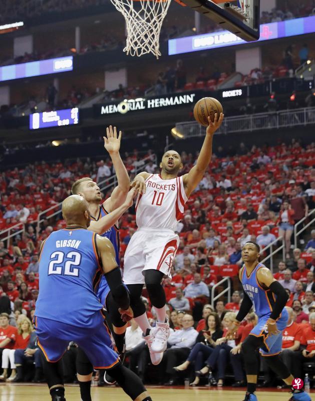 火箭球员戈登(10号)突破雷霆球员的防守,单手上篮。(法新社) 火箭球员戈登(10号)突破雷霆球员的防守,单手上篮。(法新社)