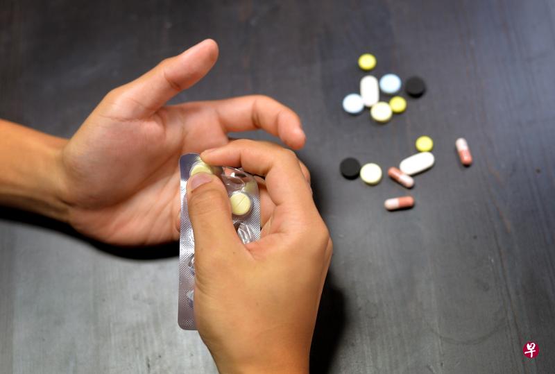 承受疼痛时，该不该吃药止痛？（档案照）