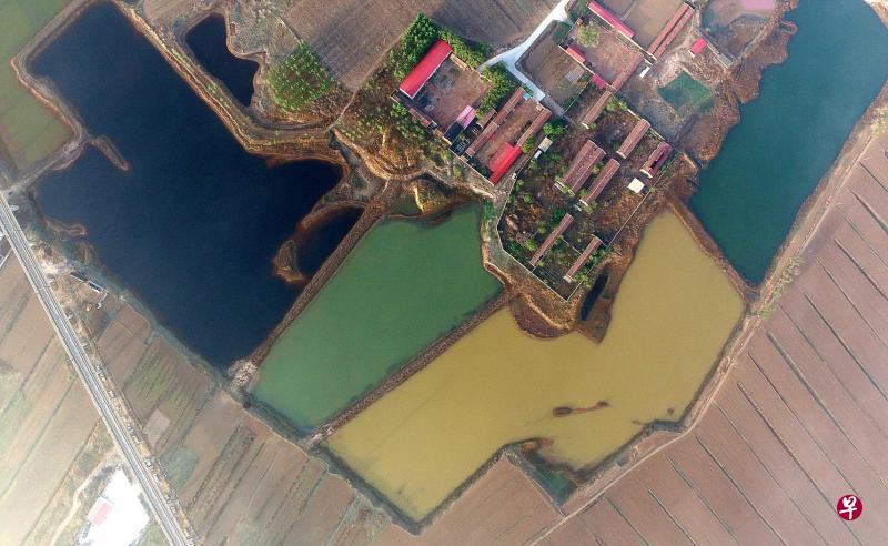 天津市静海区佟家庄村附近渗坑中的污水呈现不同颜色,当地政府表示,问题将在今年7月底前根治。(新华社) 天津市静海区佟家庄村附近渗坑中的污水呈现不同颜色,当地政府表示,问题将在今年7月底前根治。(新华社)