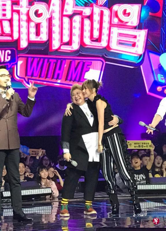 孙燕姿(右)与韩红在《我想和你唱2》同台拥抱。(网络图) 孙燕姿(右)与韩红在《我想和你唱2》同台拥抱。(网络图)