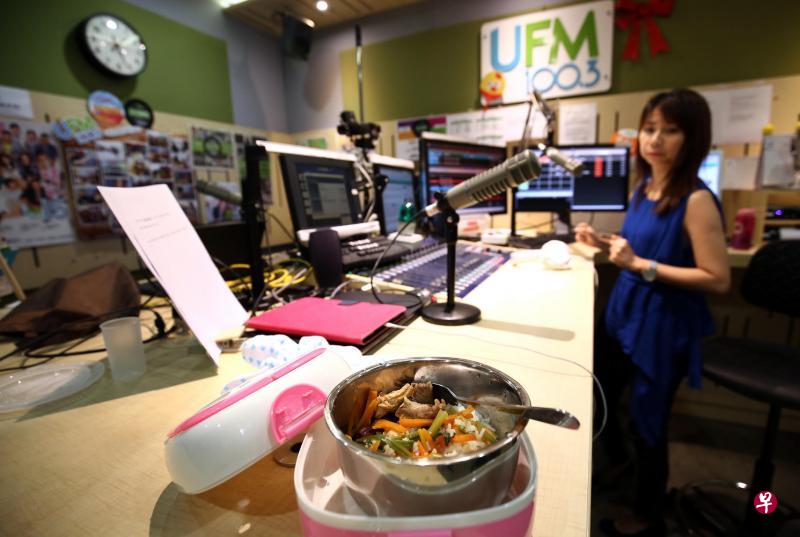 UFM100.3 DJ苏于玲在公司自备小型电子蒸器，通过USB插槽开电加热食物，就能开饭。（萧紫薇摄影）