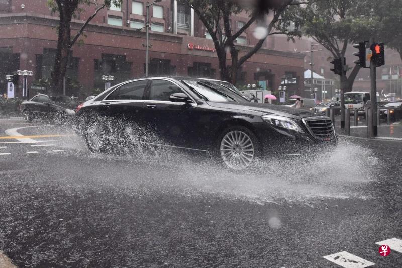 ←雨中驾驶,最好保持比正常天多出一倍的跟车距离,也就是必需有至少4秒的刹车时间。(网络照) ←雨中驾驶,最好保持比正常天多出一倍的跟车距离,也就是必需有至少4秒的刹车时间。(网络照)