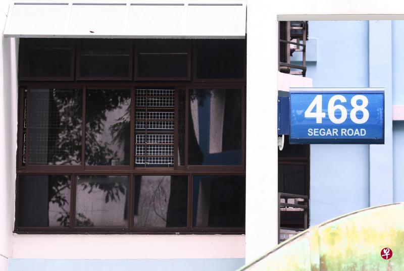 捕猴行动依然不果,武吉班让实加路的一些居民在窗口装上铁丝网,防止猴子闯入。(陈渊庄摄) 捕猴行动依然不果,武吉班让实加路的一些居民在窗口装上铁丝网,防止猴子闯入。(陈渊庄摄)