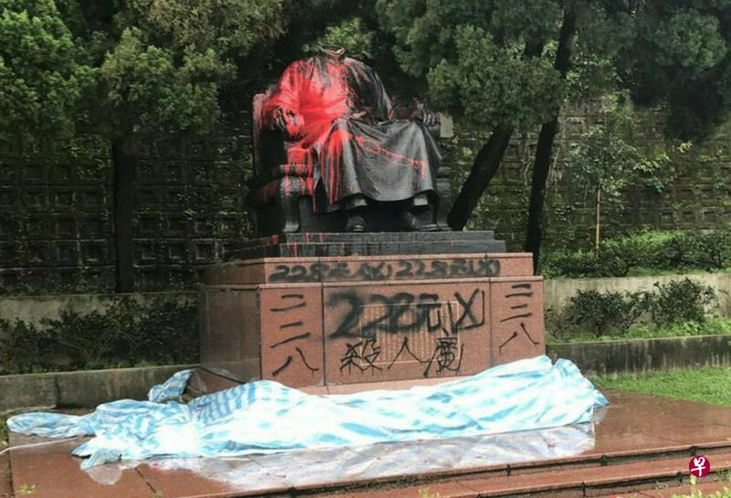 阳明山蒋中正铜像被砍头喷漆。(联合报) 阳明山蒋中正铜像被砍头喷漆。(联合报)