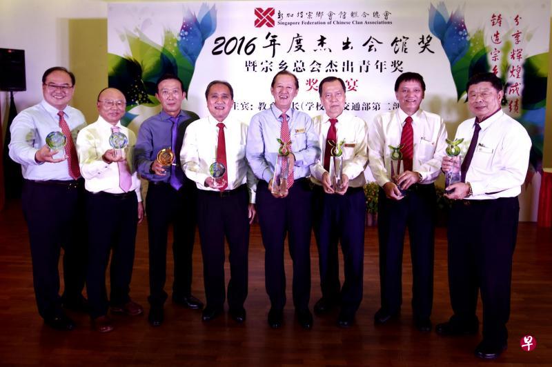 获颁2016年度“杰出会馆奖”的四家会馆代表以及拿下“优秀会馆奖”的五家会馆代表，在领奖后合照。右起是杰出会馆奖得主福建会馆副会长蔡成宗、海南陈氏公会会长陈嘉兆、潮州八邑会馆会长蔡纪典和龙溪会馆第一副主席高允裕。高允裕也是优秀会馆奖得主漳州总会主席，在他右边的是优秀会馆奖得主李氏总会会长李友福、萧氏总会会长萧怀德、揭阳会馆会长洪静源和南安会馆会长陈奕福。（陈渊庄摄）