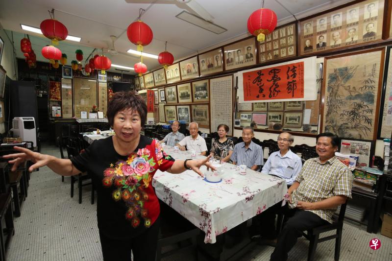 李大傻的入室女弟子李瑞霞(左)将在文化遗产节期间到李氏书室“讲古”。右起为李氏书室总务李金荣、会员李俊雄、财政李铭秋、副总务胡爱铨、副主席李炎祥和座办李福英。(梁麒麟摄) 李大傻的入室女弟子李瑞霞(左)将在文化遗产节期间到李氏书室“讲古”。右起为李氏书室总务李金荣、会员李俊雄、财政李铭秋、副总务胡爱铨、副主席李炎祥和座办李福英。(梁麒麟摄)