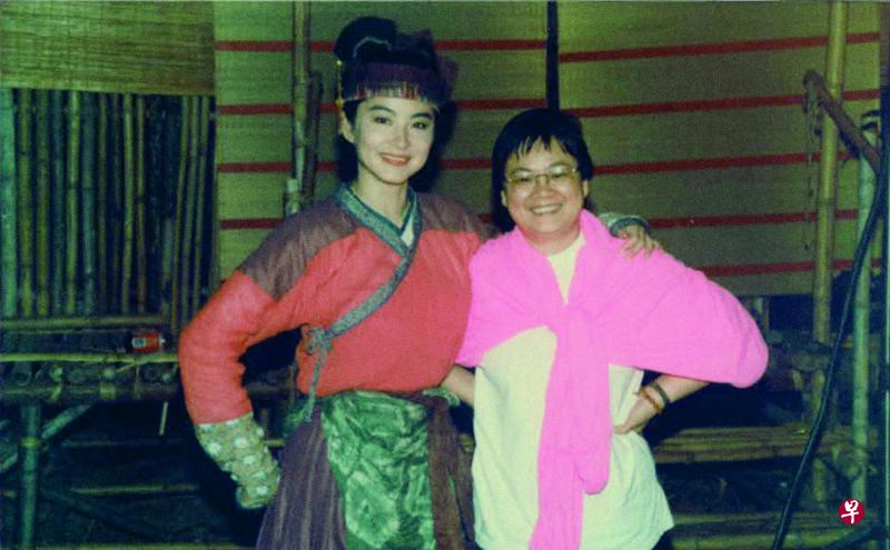 林青霞(左)与汪曼玲摄于《绝代天骄》现场。 林青霞(左)与汪曼玲摄于《绝代天骄》现场。