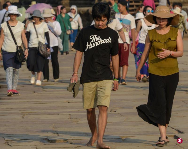 好莱坞女星安吉丽娜卓莉(Angelina Jolie)的养子梅铎斯(Maddox)到柬埔寨暹粒参观吴哥窟。(法新社) 好莱坞女星安吉丽娜卓莉(Angelina Jolie)的养子梅铎斯(Maddox)到柬埔寨暹粒参观吴哥窟。(法新社)