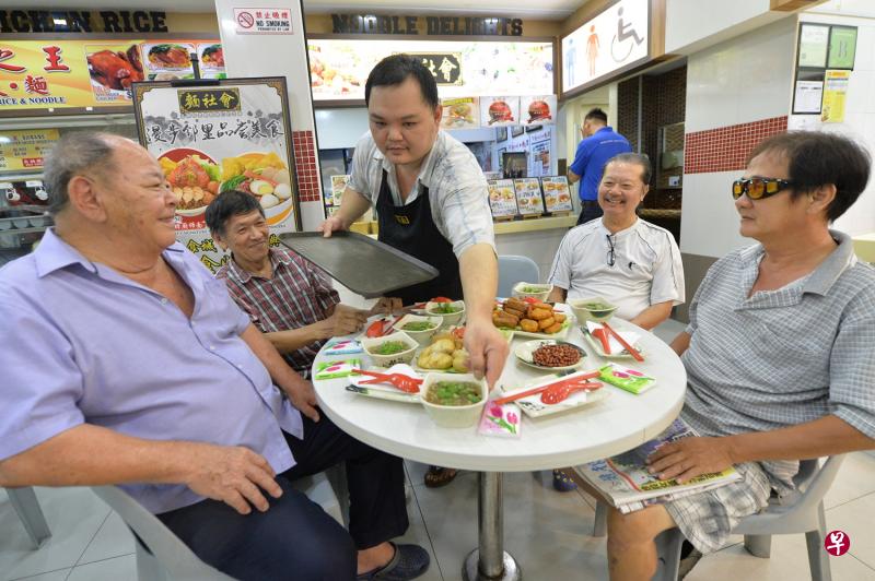 黄国雄(中)每逢星期天晚上,就会请孤寡老人吃鲍贝面,打算连请99次,来者不拒。 黄国雄(中)每逢星期天晚上,就会请孤寡老人吃鲍贝面,打算连请99次,来者不拒。