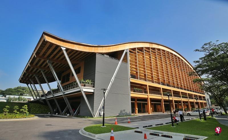 南洋理工大学全新的木制体育馆正式落成,它是东南亚首座用木材为主要材料建造的大型建筑。(摄影/谢智扬) 南洋理工大学全新的木制体育馆正式落成,它是东南亚首座用木材为主要材料建造的大型建筑。(摄影/谢智扬)