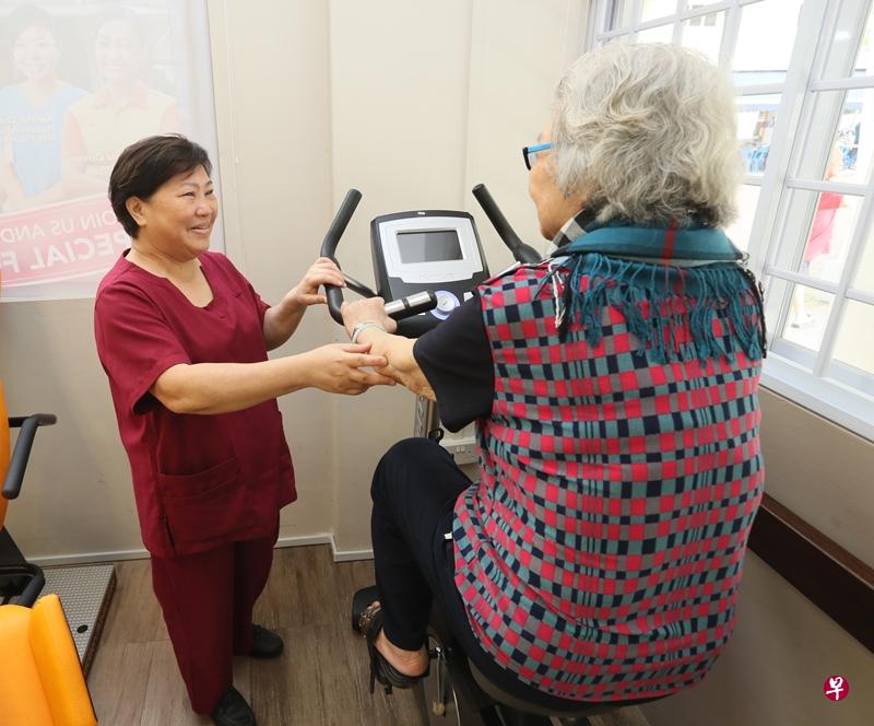 卫生部有意委任可同时提供居家护理和日间护理的业者,根据年长者的需要提供不同护理。图为萨司歌乐龄之家(SASCO)医护助理柯枥丝负责乐龄人士的日间护理,其中包括带老人家做基本运动。(档案照) 卫生部有意委任可同时提供居家护理和日间护理的业者,根据年长者的需要提供不同护理。图为萨司歌乐龄之家(SASCO)医护助理柯枥丝负责乐龄人士的日间护理,其中包括带老人家做基本运动。(档案照)