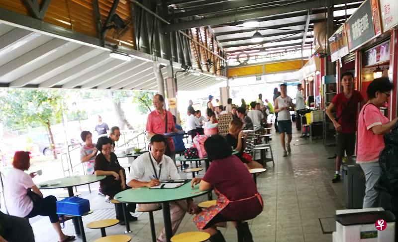 大巴窑“拼桌”事件持续发酵,昨天有便衣警员到场做笔录。 大巴窑“拼桌”事件持续发酵,昨天有便衣警员到场做笔录。