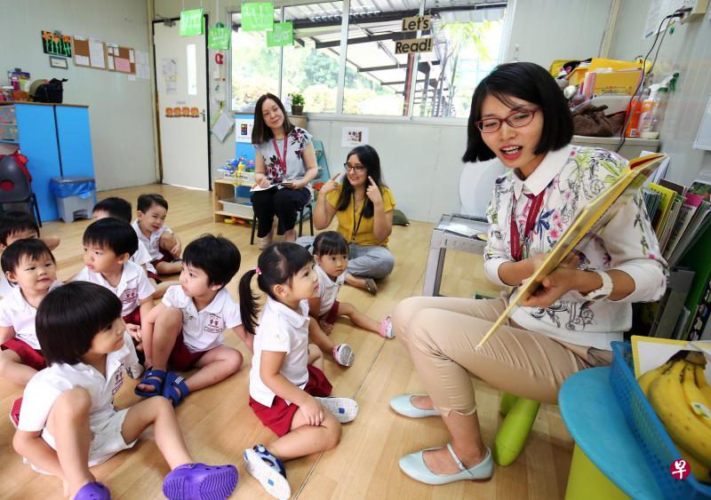 圣雅各堂幼稚园资深教师孙颖(面向镜头者,左)负责督导实习教师,李文彦(右)庆幸实习时有导师的提点,让她对幼教工作更有信心。李文彦毕业后也加入这所幼稚园成为教师。(萧紫薇摄) 圣雅各堂幼稚园资深教师孙颖(面向镜头者,左)负责督导实习教师,李文彦(右)庆幸实习时有导师的提点,让她对幼教工作更有信心。李文彦毕业后也加入这所幼稚园成为教师。(萧紫薇摄)