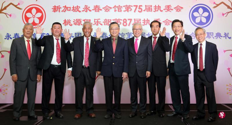 永春会馆和桃源俱乐部新届主要执委会通力合作,促成双方近百年来第一次同场举行就职典礼。左起是郑金水、潘金财、郑建成、卫生部长颜金勇、蔡天宝、颜彣桦、郑耀宗和许海强。(谢智扬摄) 永春会馆和桃源俱乐部新届主要执委会通力合作,促成双方近百年来第一次同场举行就职典礼。左起是郑金水、潘金财、郑建成、卫生部长颜金勇、蔡天宝、颜彣桦、郑耀宗和许海强。(谢智扬摄)