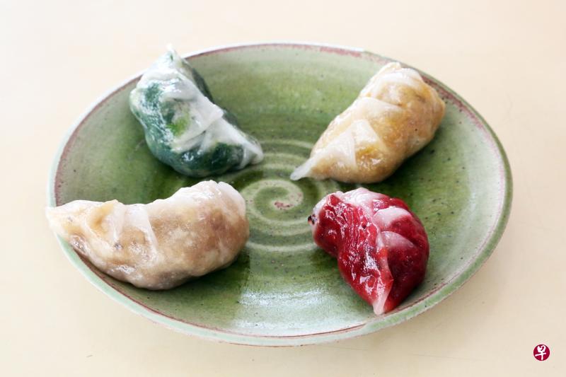 孙学宽为传统笋粿注入新风味,增添了胡萝卜和甜菜根口味,粿皮也比以前薄许多,让顾客有入口即化的感觉。 孙学宽为传统笋粿注入新风味,增添了胡萝卜和甜菜根口味,粿皮也比以前薄许多,让顾客有入口即化的感觉。