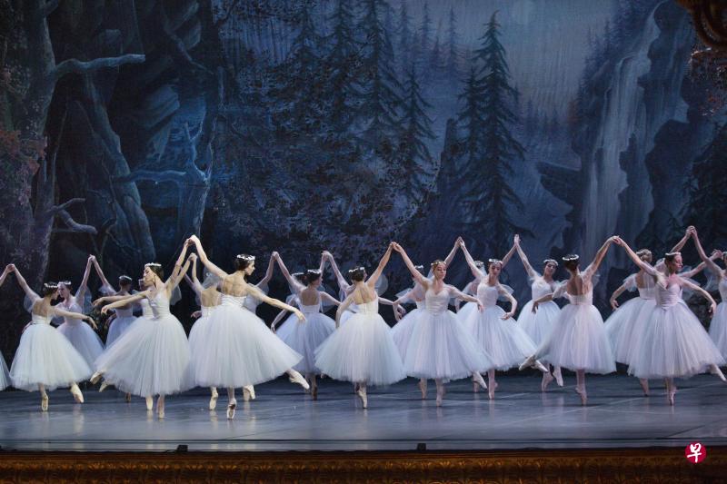 圣卡洛芭蕾舞团镇团之作《吉赛尔》,群舞整齐精准。(主办方提供) 圣卡洛芭蕾舞团镇团之作《吉赛尔》,群舞整齐精准。(主办方提供)