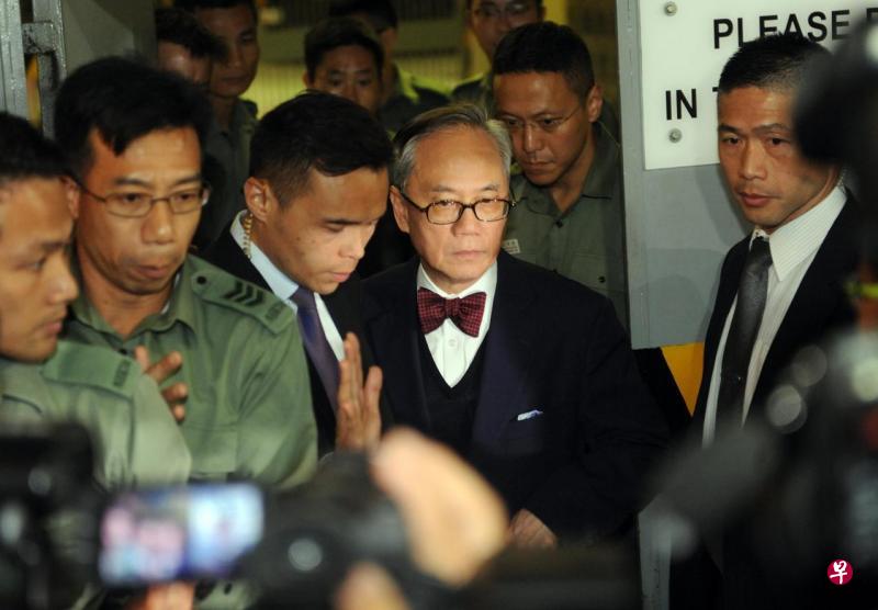 曾荫权(左四)昨天离开法院时,感谢市民、朋友、同事及多个宗教团体的慰问及支持。(中通社) 曾荫权(左四)昨天离开法院时,感谢市民、朋友、同事及多个宗教团体的慰问及支持。(中通社)