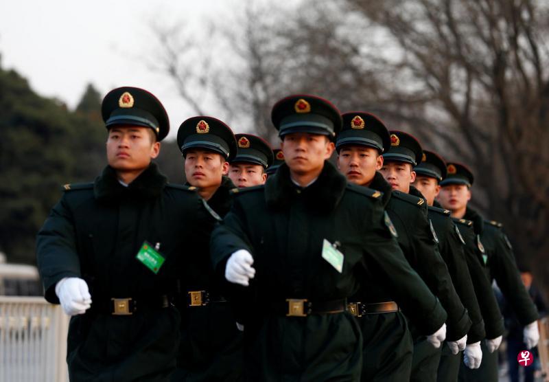 有消息称,陆军集团军内部编成同时将进行改革,原有的“集团军─师─团─营”结构将逐步压缩为“集团军─旅─营”,以缩短指挥链和管理链。(路透社) 有消息称,陆军集团军内部编成同时将进行改革,原有的“集团军─师─团─营”结构将逐步压缩为“集团军─旅─营”,以缩短指挥链和管理链。(路透社)